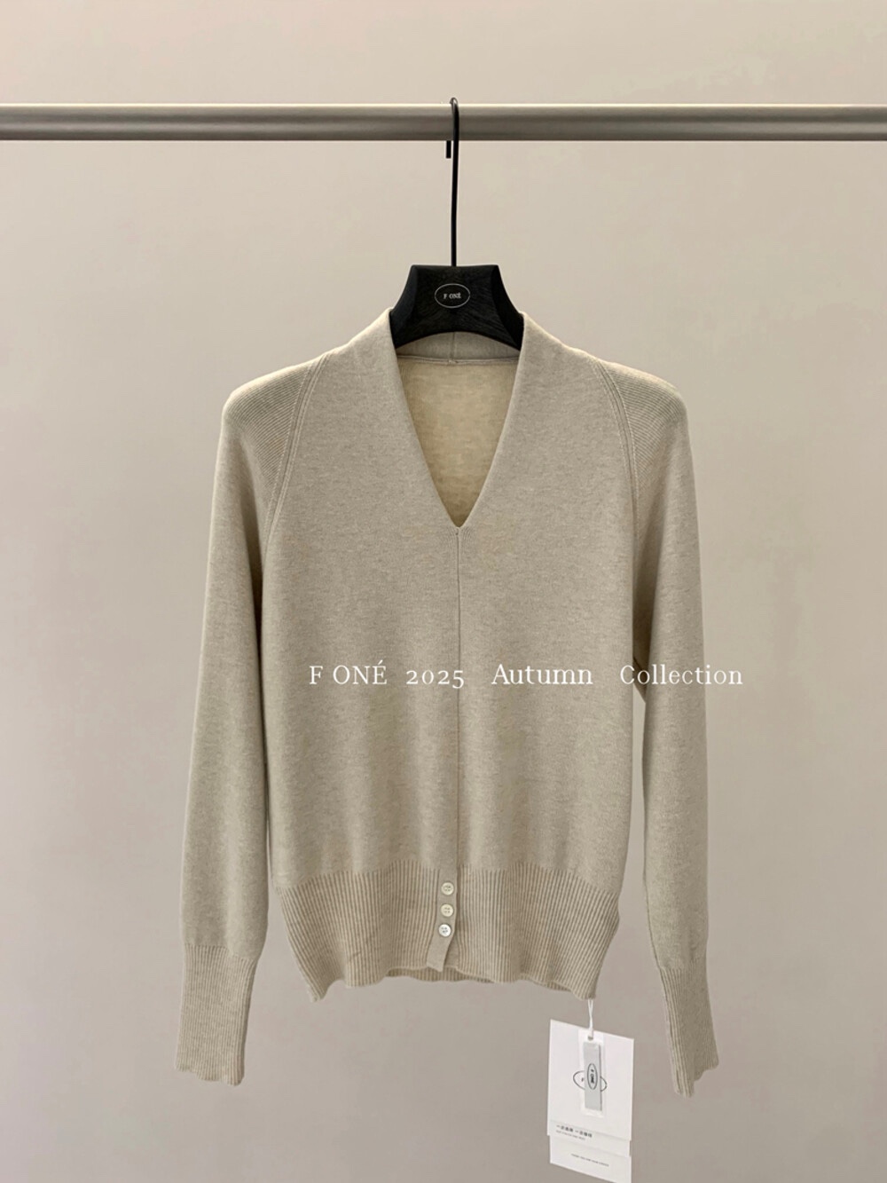 韩系时尚百搭设计感V领针织衫冬季保暖收腰扣毛衣长袖上衣打底衫