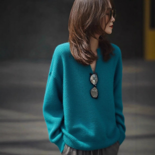 湖蓝色深V领针织套衫女2026早秋氛围感穿搭宽松慵懒风松弛感上衣