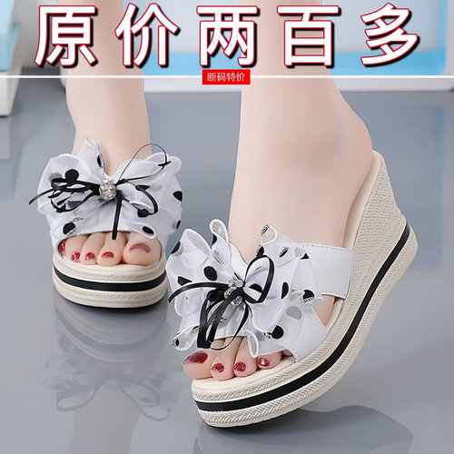 品牌真皮坡跟凉拖女夏外穿2026年新款水钻蝴蝶结配裙子时尚一字拖