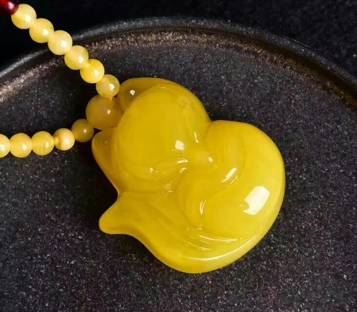 天然蜜蜡吊坠项链女款鸡油黄蜜蜡小狐狸锁骨链苏工雕刻链子挂坠子