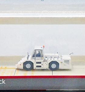 JC Wings 1:200 飞机模型塑料地勤 日本航空 WT250E 抱轮车牵引车