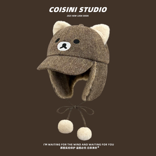 2025新款 保暖百搭雷锋帽 可爱轻松熊绑带球球护耳鸭舌帽子女秋冬季