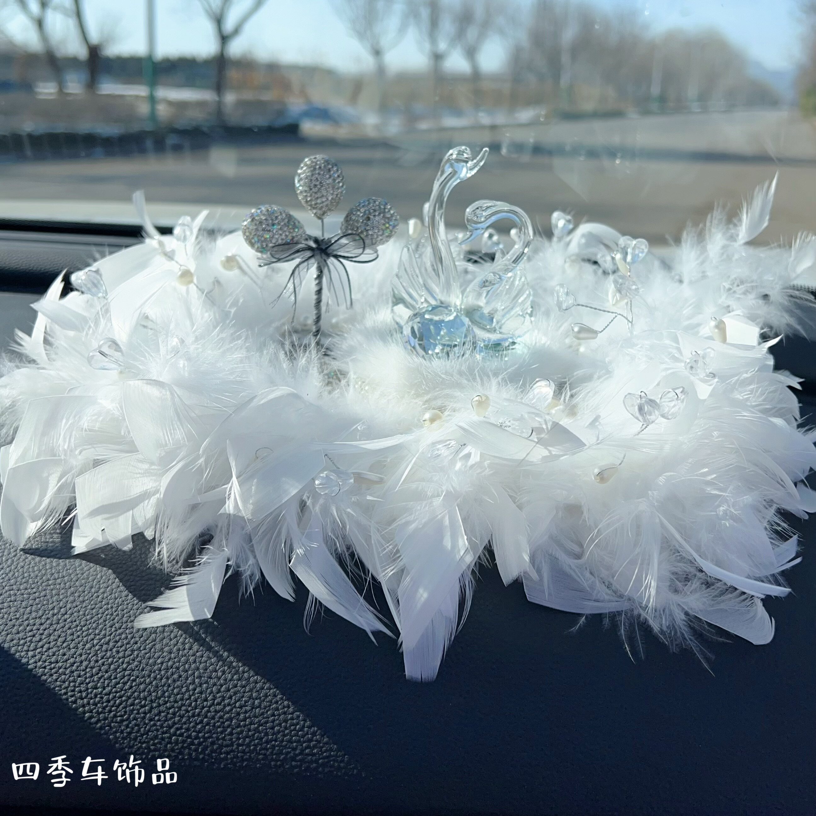 网红水晶天鹅汽车摆件羽毛香薰中控台装饰女神款车内高档饰品车载