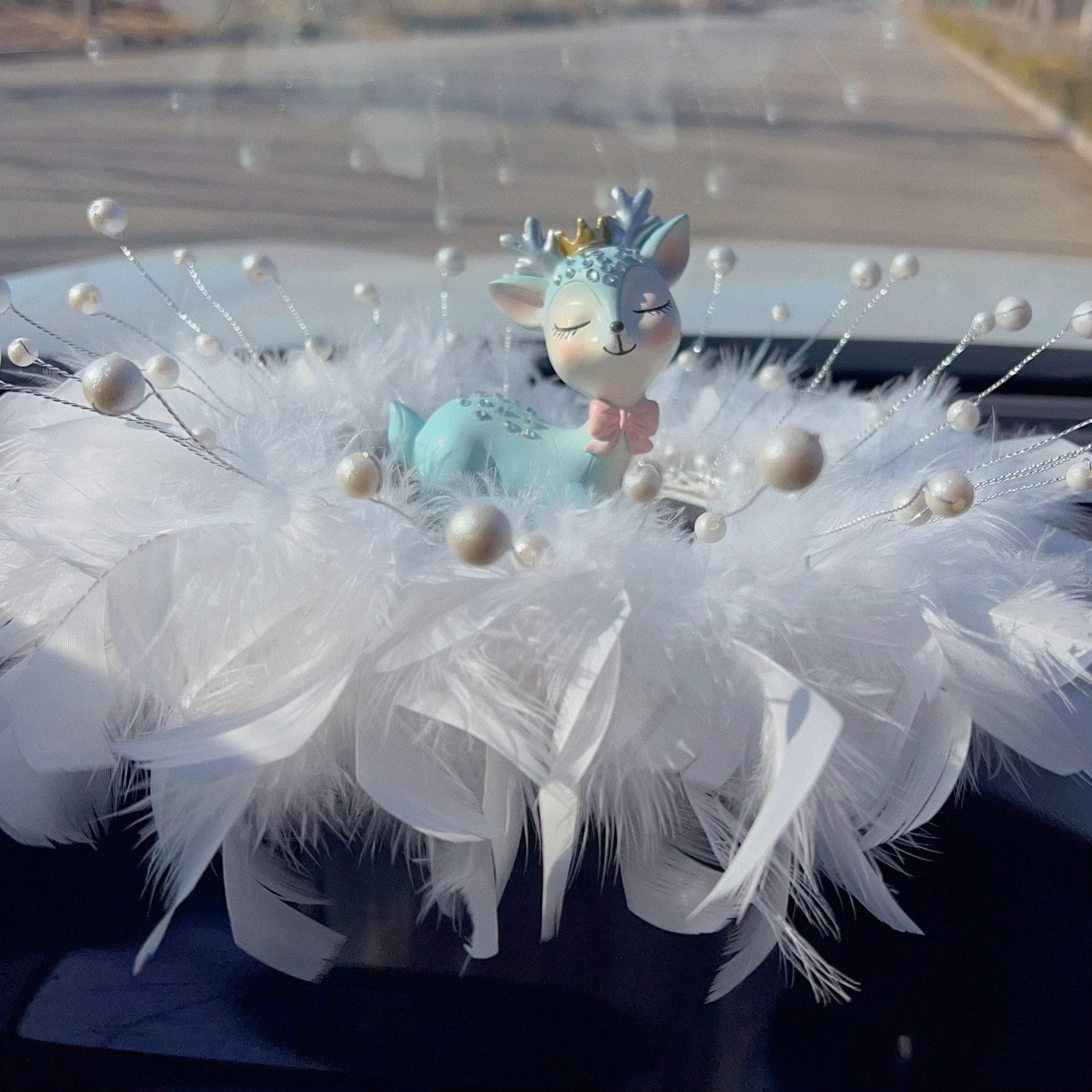 女神款车载羽毛摆件一路有你汽车中控台珍珠装饰可爱蓝色小鹿摆件