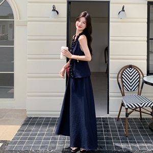 夏季新款时尚独特绝美套装裙女2025年深蓝色V领背心半身裙两件套图片