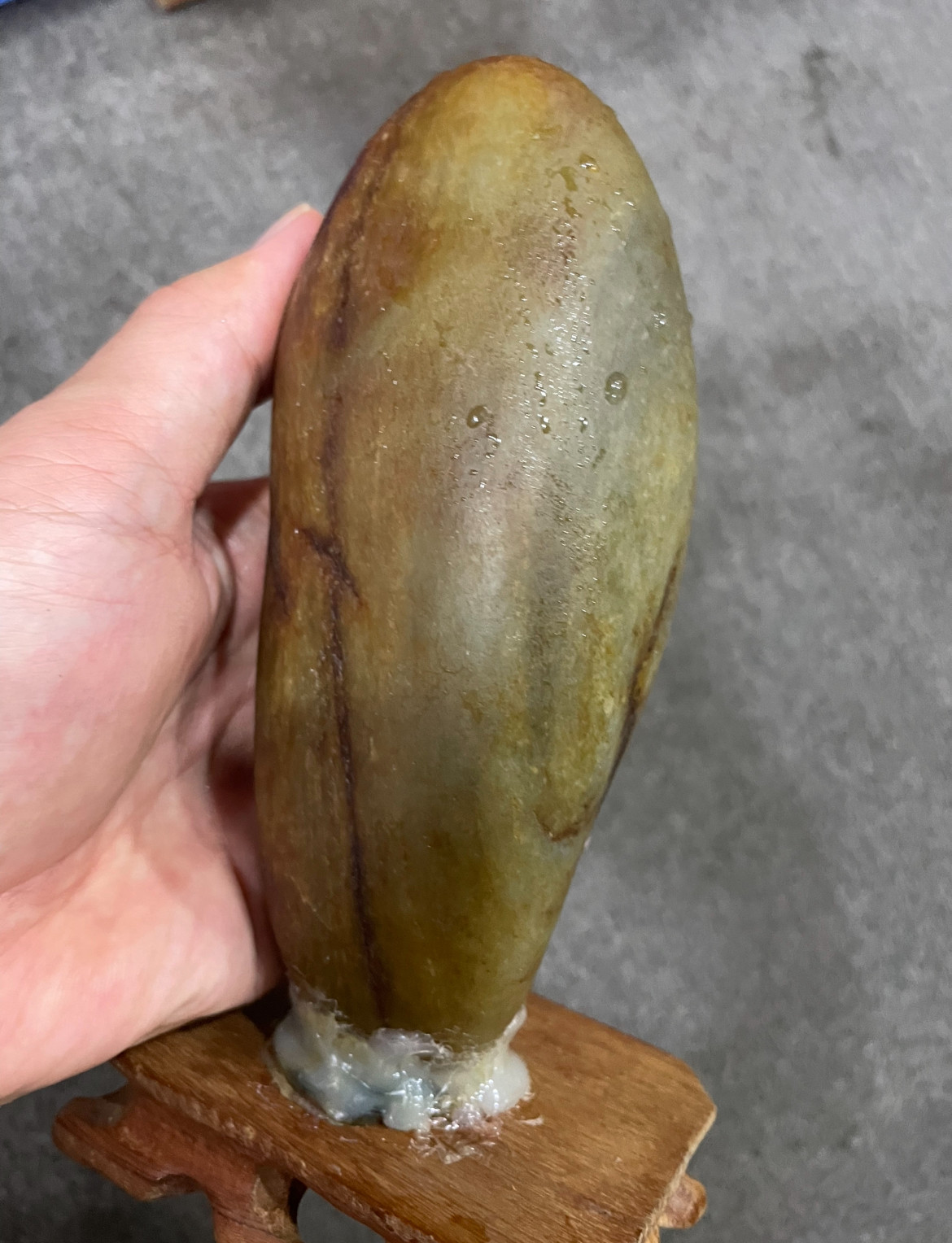 和田玉青玉籽料原石，皮色漂亮，籽料