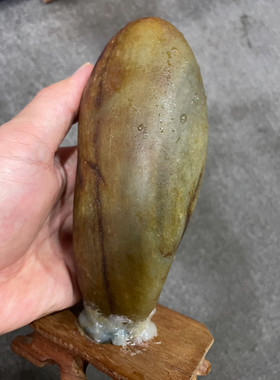 和田玉青玉籽料原石，皮色漂亮，籽型饱满