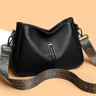真皮质感中年妈妈包2026新款时尚宽肩带单肩斜挎包大容量女士背包