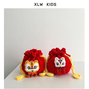 2026新款手工钩针醒狮包国潮红色舞狮斜挎包宝宝新年喜庆毛线小包