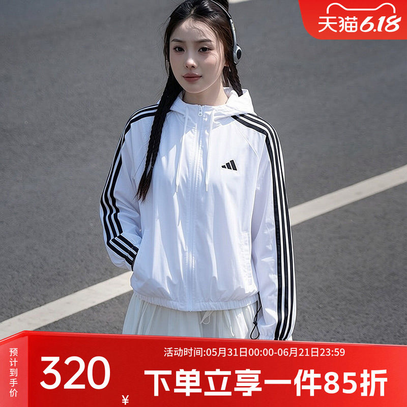 阿迪达斯女装春季新款经典条纹梭织连帽运动宽松夹克外套JZ2161
