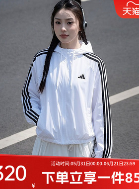 阿迪达斯女装春季新款经典条纹梭织连帽运动宽松夹克外套JZ2161