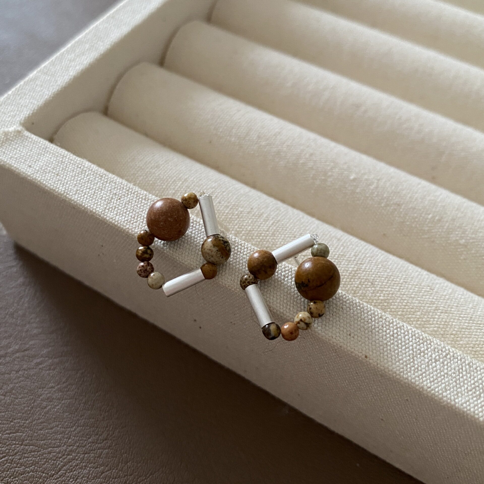 精致小巧圆形串珠檀木耳钉银针美拉德风复古轻奢高级感小众耳饰女