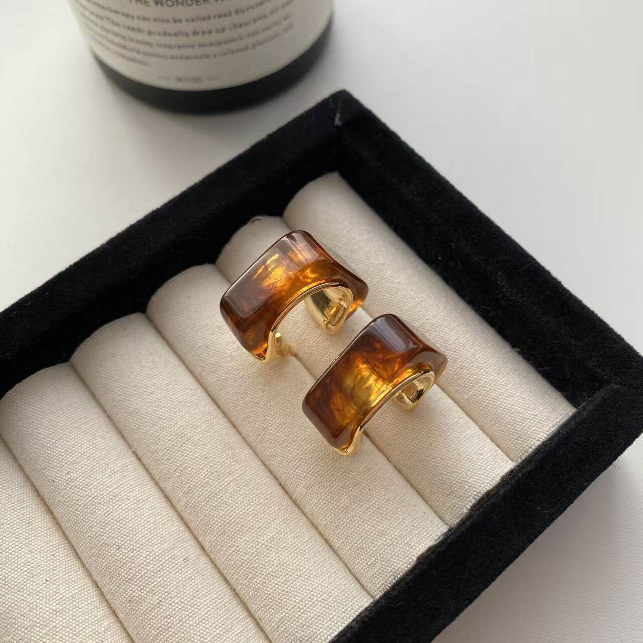 几何方形琥珀色树脂耳钉银针小众设计感美拉德时髦百搭耳饰女