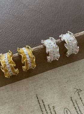 春款精致时尚金属褶皱锆石耳钉耳环银针铜镀金气质感百搭耳饰