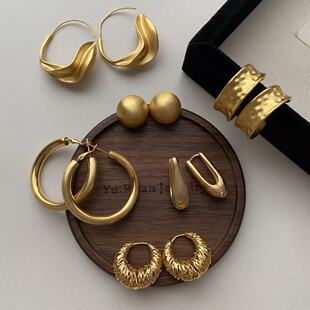 欧美风时髦经典c型耳圈铜镀22k金金属锤纹哑光耳环感百搭耳饰