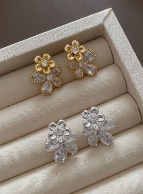 时髦风清透闪钻锆石花朵耳钉银针轻奢感精致设计感耳饰女
