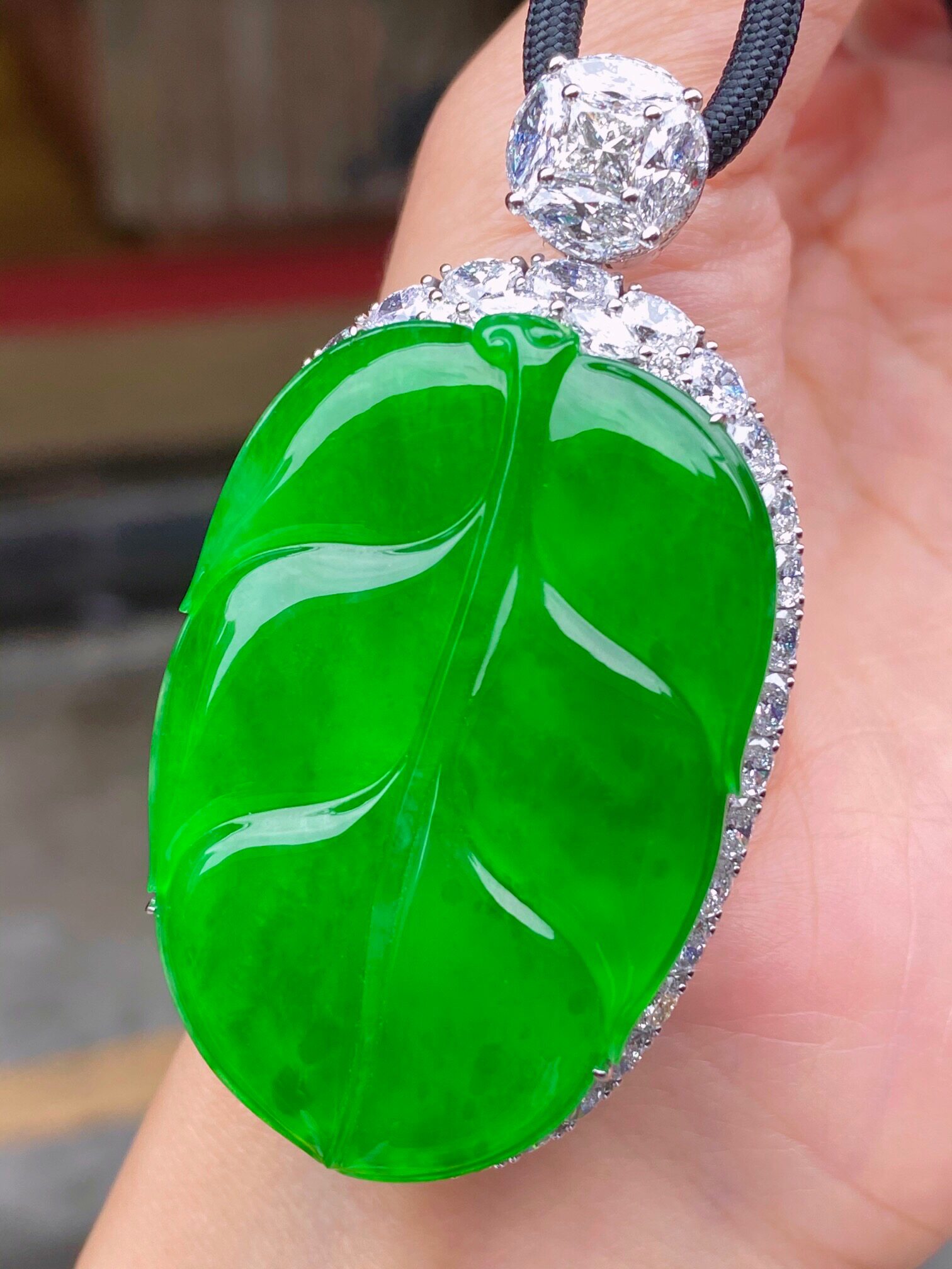 鑫得翡翠 手机实拍缅甸翡翠a货-18k金镶嵌伴钻帝王绿大叶子吊坠