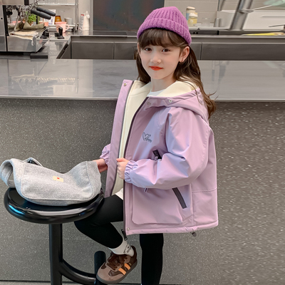 女童秋装外套2025新款儿童女孩秋冬两面穿加绒加厚连帽爱心冲锋衣