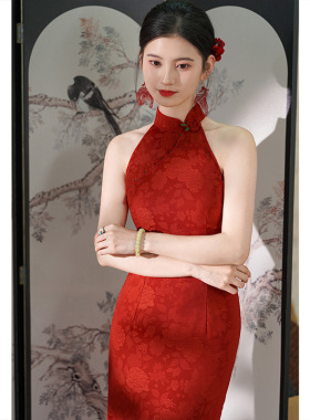红色旗袍女新中式2025新款订婚结婚敬酒服挂脖无袖年轻款高级感