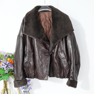 羊羔毛大翻领油蜡绵羊皮白鹅绒外套2025冬高级宽松真皮羽绒服女