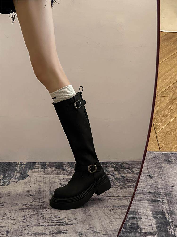 작은 여성을 위한 검은색 벨트 버클 부츠 2024 가을 겨울 새로운 고조되고 슬림하지만 무릎 높이의 기사 부츠는 아닙니다