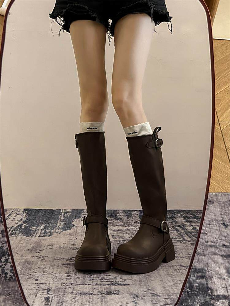 작은 여성을 위한 검은색 벨트 버클 부츠 2024 가을 겨울 새로운 고조되고 슬림하지만 무릎 높이의 기사 부츠는 아닙니다
