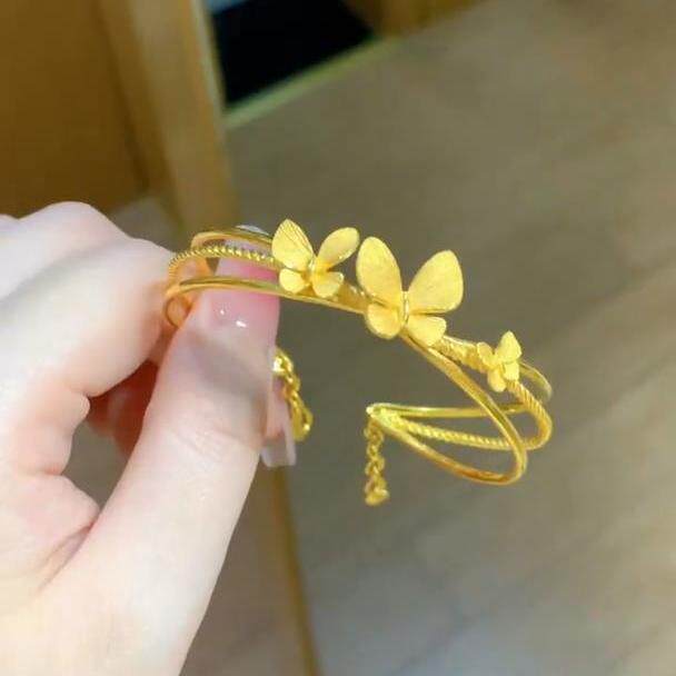 三只蝴蝶手镯女黄金色小众设计轻奢高级感简约精致百搭时尚女手镯