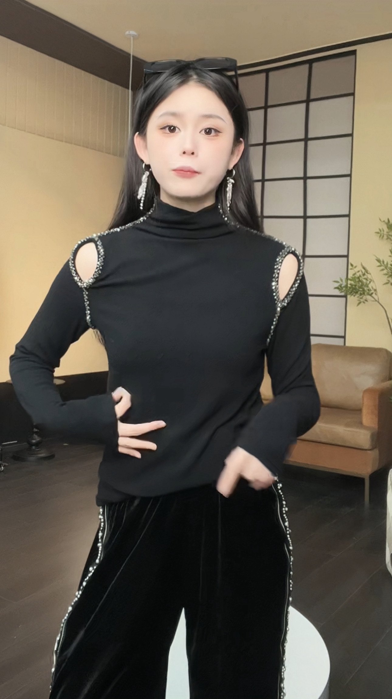 赔钱清仓  数量极少 时尚镂空露肩钉珠女修身显瘦长袖打底衫