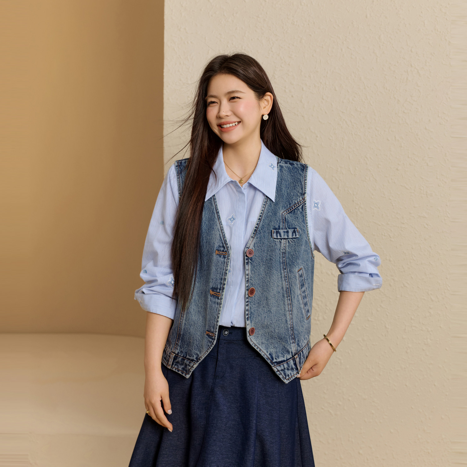 【叠穿牛仔马甲】纤莉秀大码女装时髦复古V领开衫胖mm2026秋新款