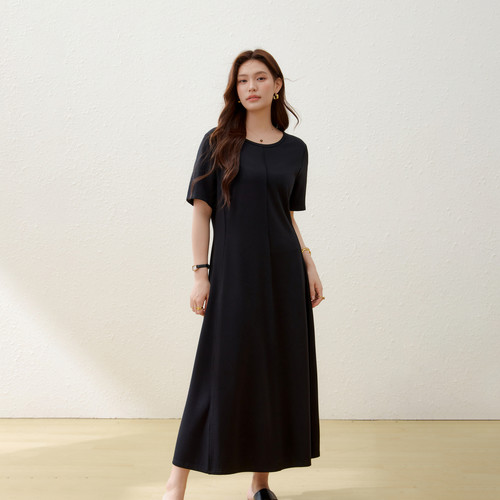 【极简慵懒风连衣裙】纤莉秀大码女装圆领小黑裙胖mm2026夏装新款