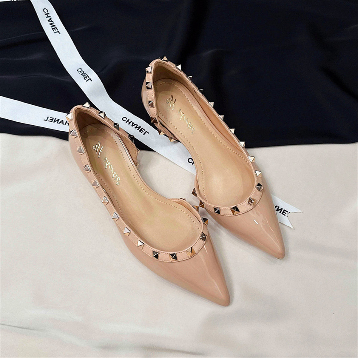 2026夏季新款漆皮网红平底单鞋外穿内增高铆钉V家尖头侧空凉鞋女