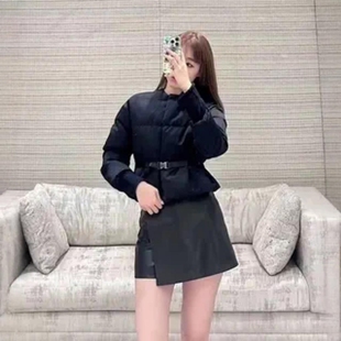 2025年冬季新品时尚简约经典圆领腰扣束腰短款百搭面包羽绒服外套