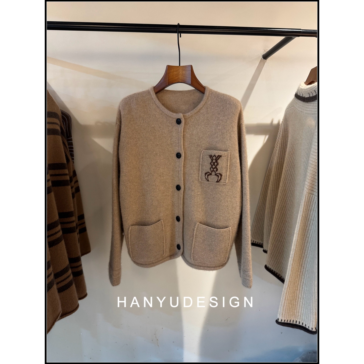 【韩钰DESIGN】 100%山羊绒个性口袋绣花针织开衫外套女