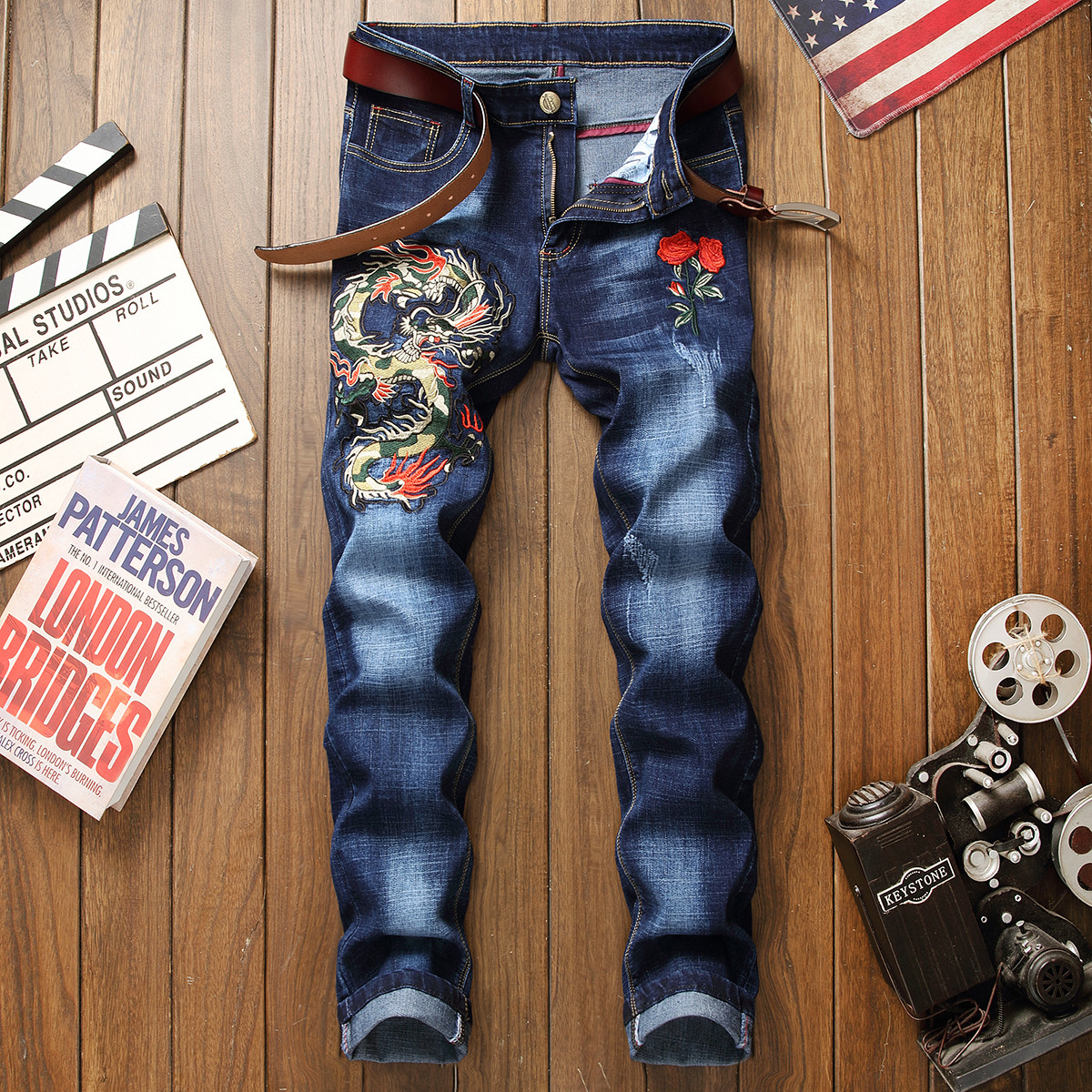 秋冬新款刺绣花龙纹图案牛仔裤男复古怀旧个性破洞徽章直筒长裤潮