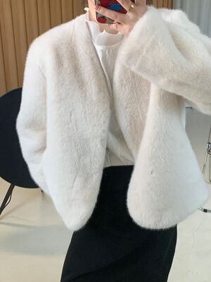 雪儿皮草高端网红时尚百搭高级感外套宽松休闲V领短款毛毛外套女