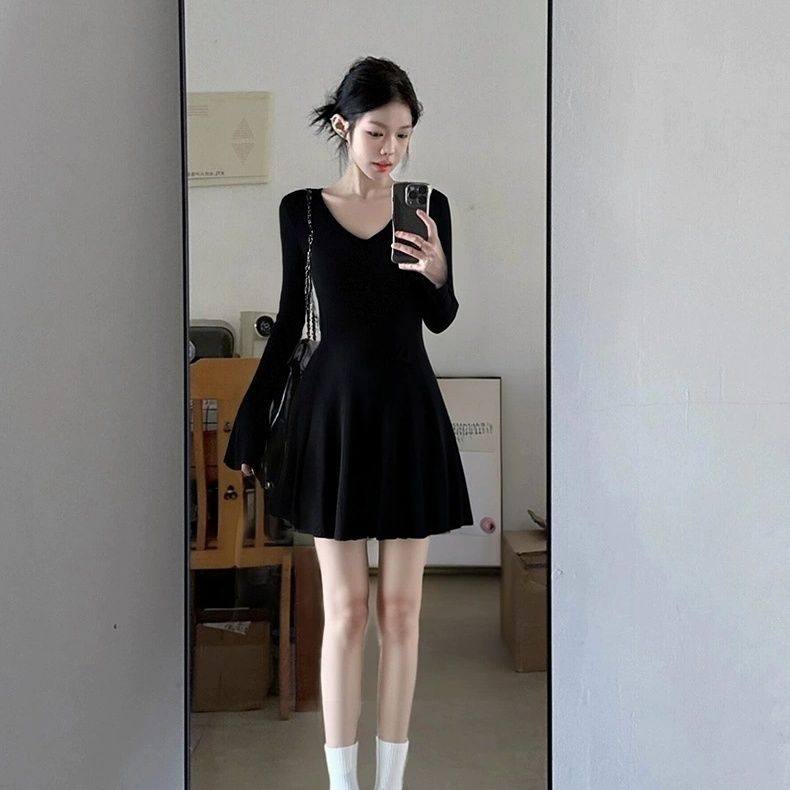 黑色气质V领长袖连衣裙巨好看短款女秋冬季小个子内搭A字短裙子潮