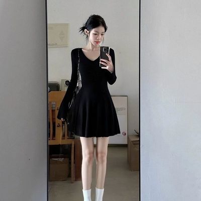 黑色气质V领长袖连衣裙巨好看短款女秋冬季小个子内搭A字短裙子潮
