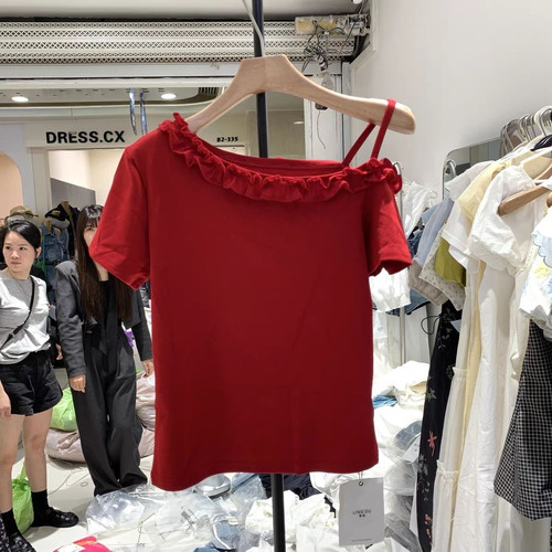 2025新款爆款炸街独特漂亮上衣设计感小众红色木耳边斜肩t恤女夏 - 封面