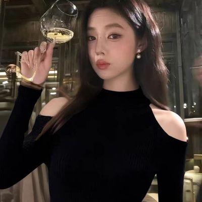 黑色舒适小众简约镂空露肩长袖女秋季精致修身收腰名媛御姐范上衣