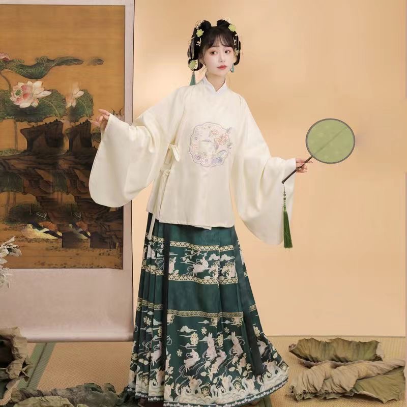 成人汉服女月兔明制绣花圆领大襟