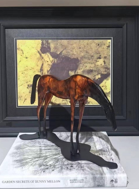 现代轻奢简约抽象金属马摆件不锈钢马毛创意几何托盘水晶烟灰缸