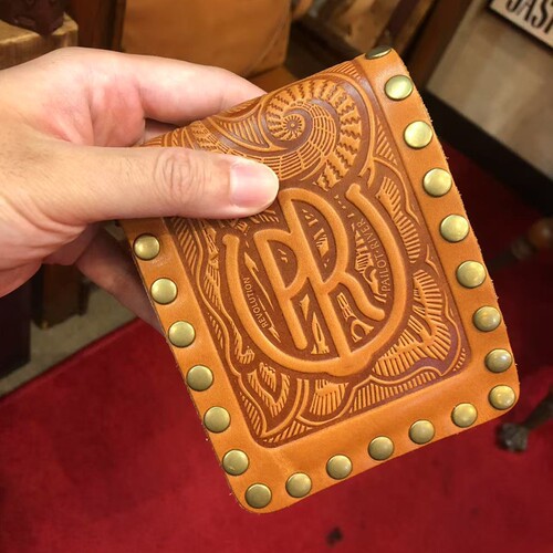 牛皮压纹简约铆钉扣短款钱包