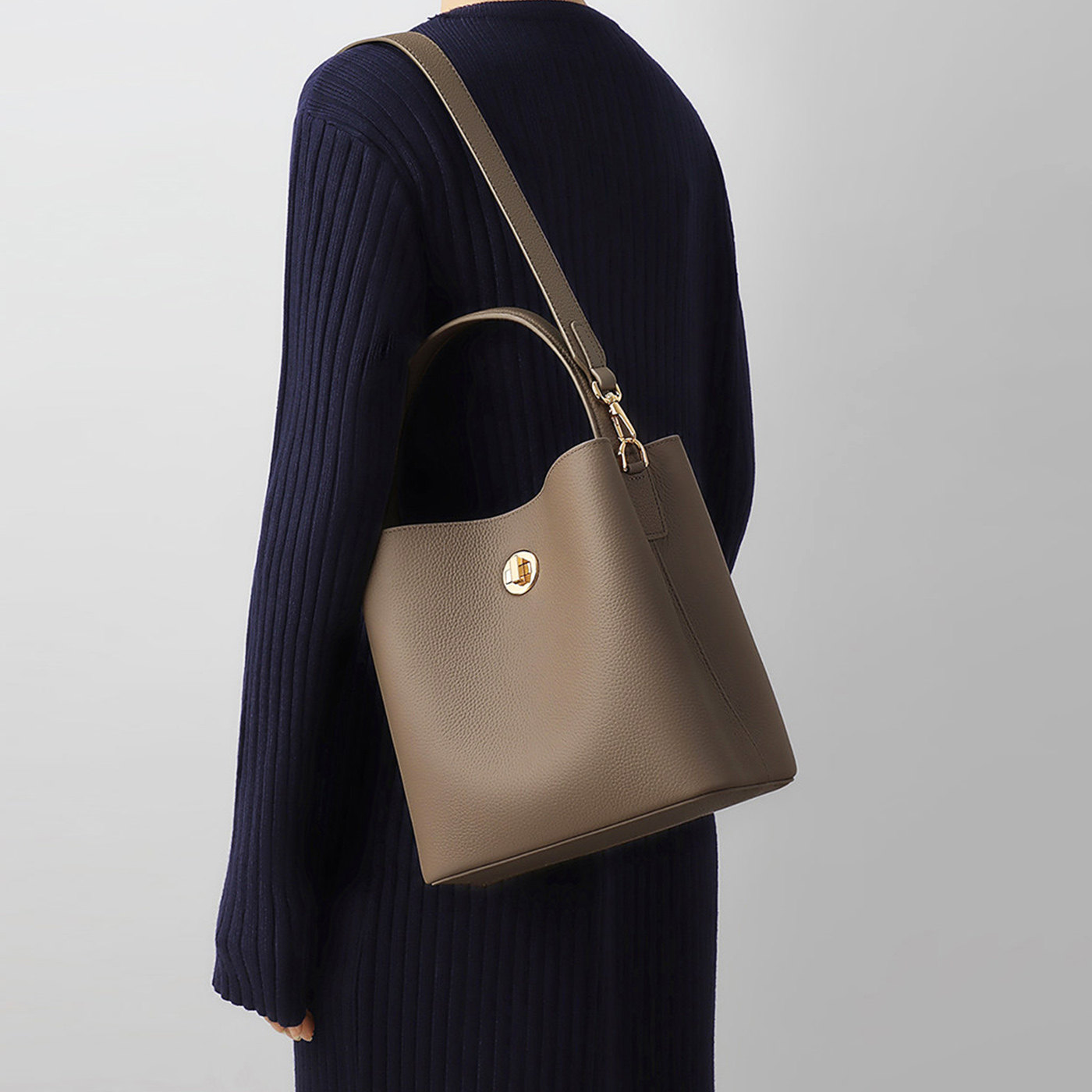 viney女式包包2026新款春夏斜挎包大容量真皮百搭通勤手提水桶包