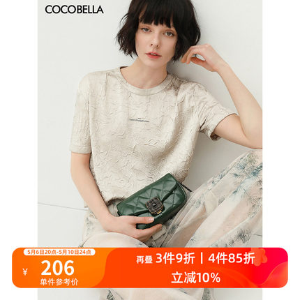 预售COCOBELLA光泽感缎面压褶字母T恤女夏宽松休闲圆领短袖TS632B