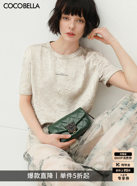 预售COCOBELLA光泽感缎面压褶字母T恤女夏宽松休闲短袖上衣TS632