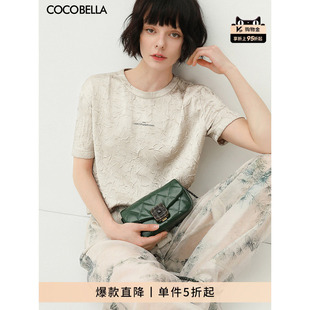 上衣TS632 COCOBELLA光泽感缎面压褶字母T恤女夏宽松休闲圆领短袖