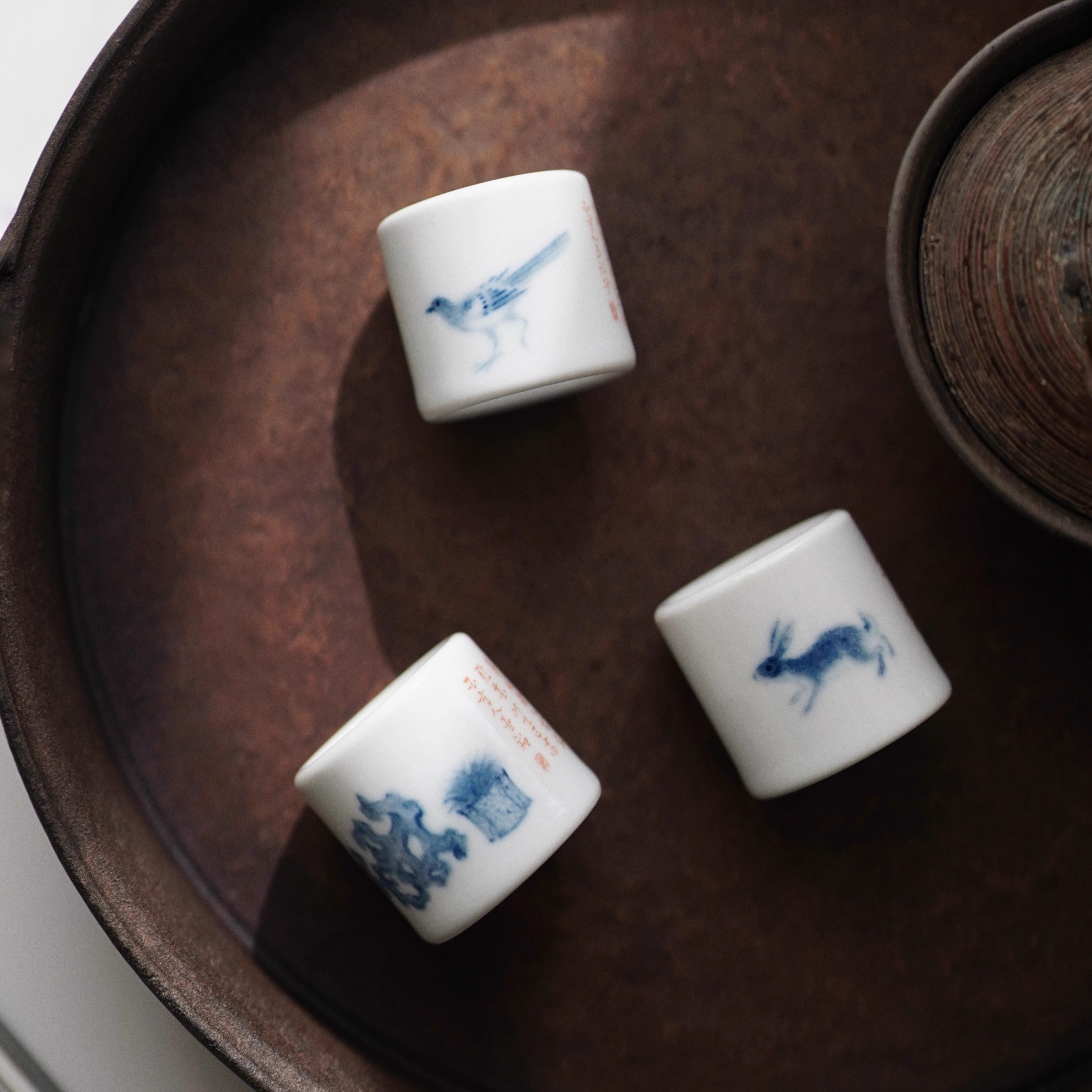 手绘青花矾红诗文燕子盖置