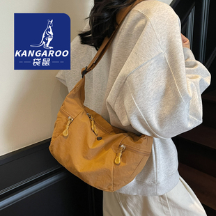 袋鼠斜挎包宽肩带运动通勤饺子包女斜挎包大容量高级感小众轻便款