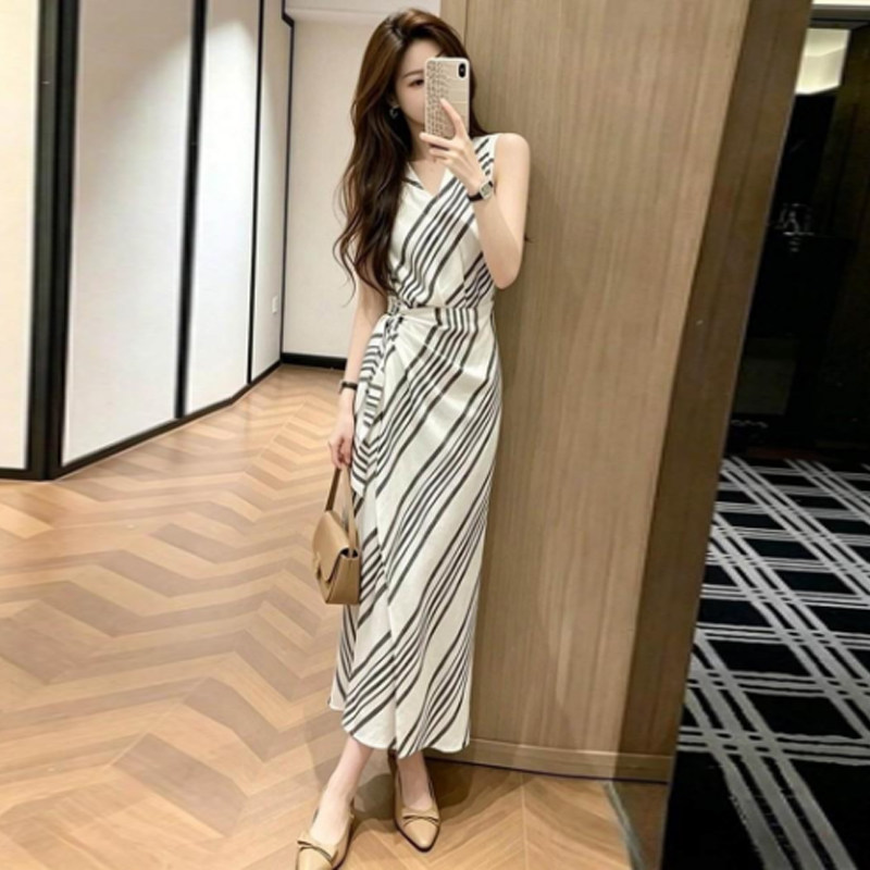 夏季轻奢减龄白色条纹连衣裙女