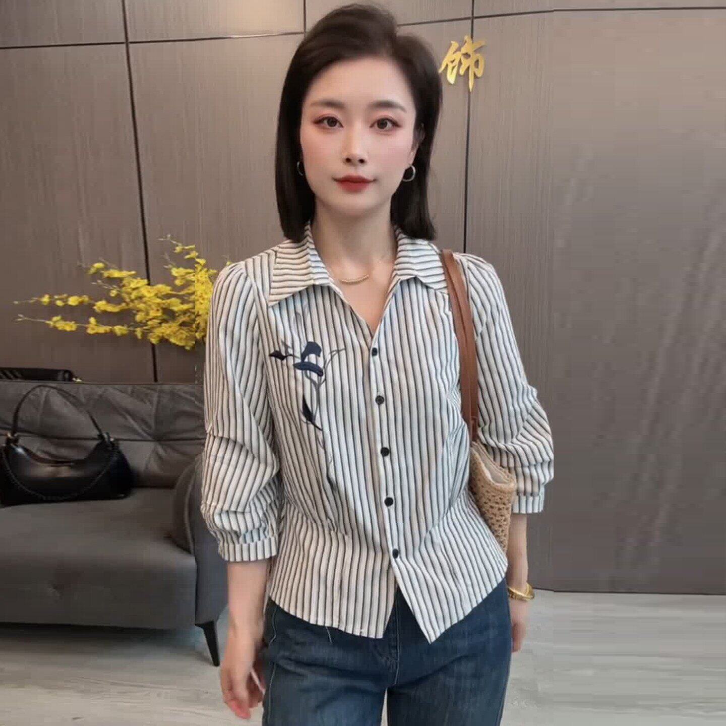 春季条纹刺绣中袖显瘦衬衫女